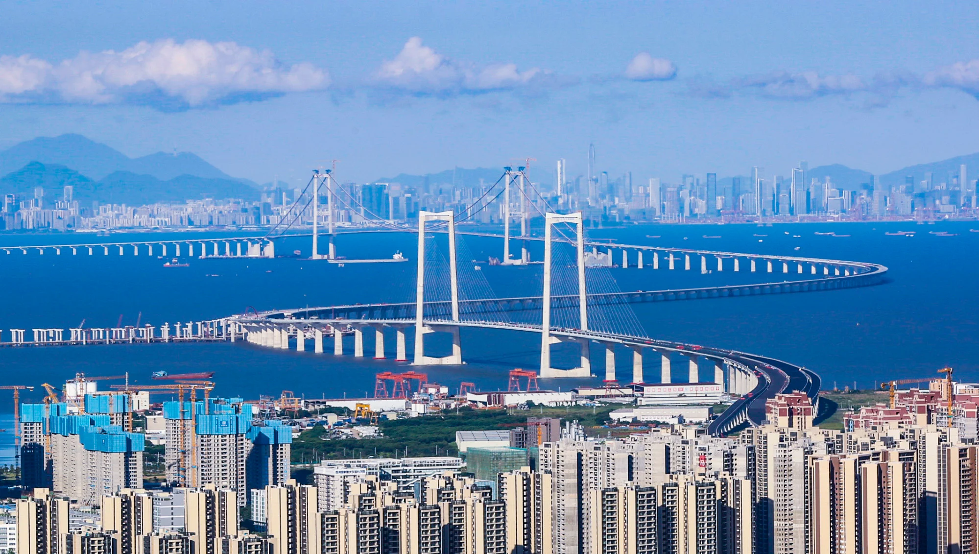Photo shows the Shenzhen-Zhongshan Bridge under construction. [Ye Zhiwen/South China Morning Post]